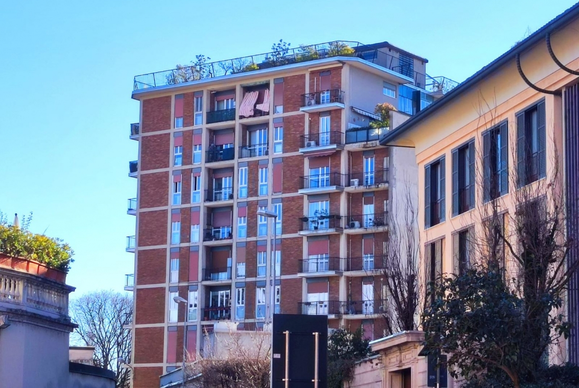 Monza, Bilocale piano alto