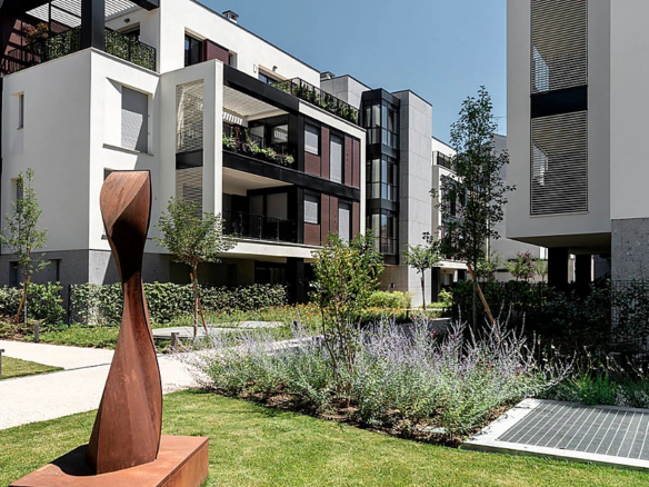 Complesso residenziale di nuova costruzione con architettura contemporanea e giardini condominiali