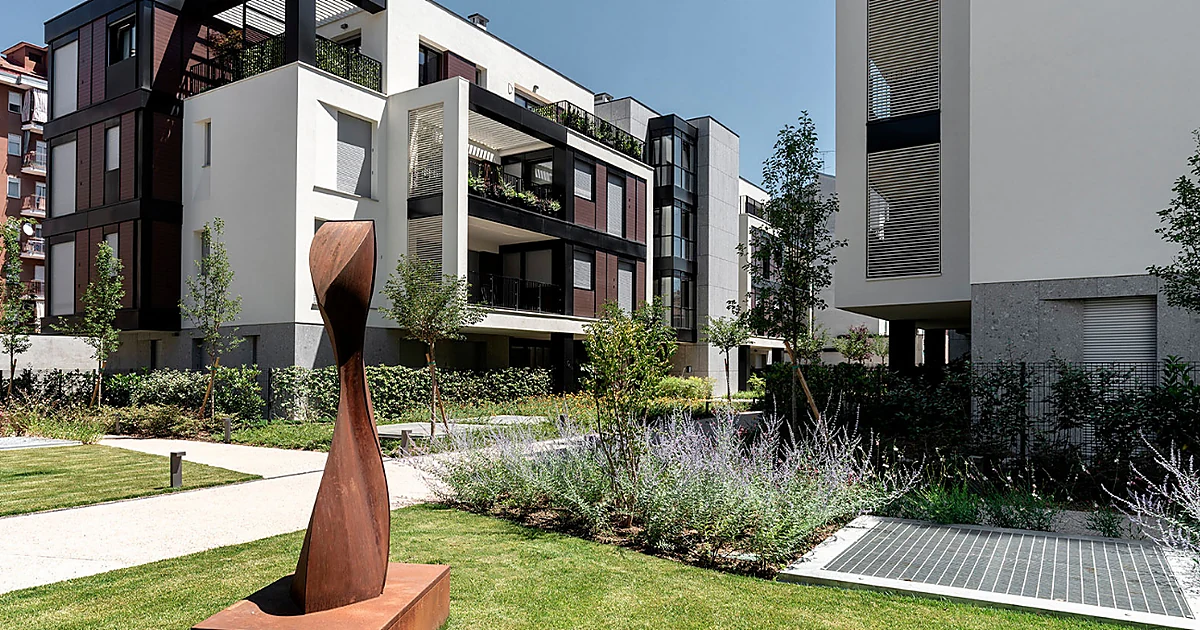 Complesso residenziale di nuova costruzione con architettura contemporanea e giardini condominiali